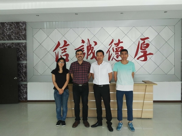 M. Reza Rousta先生與創(chuàng)想儀器總經(jīng)理、外貿(mào)經(jīng)理等合影