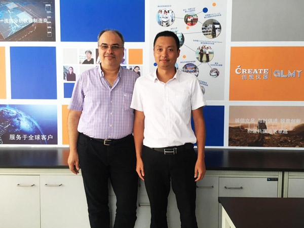 Mr.Yakup Mentes與創(chuàng)想儀器總經(jīng)理馬建州先生在我公司形象墻下留影 Mr.Yakup Mentes與創(chuàng)想儀器總經(jīng)理馬建州先生在我公司形象墻下留影