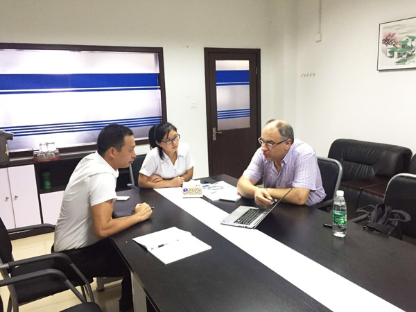Mr.Yakup Mentes與創(chuàng)想儀器總經(jīng)理馬建州先生洽談合作事宜 Mr.Yakup Mentes與創(chuàng)想儀器總經(jīng)理馬建州先生洽談合作事宜