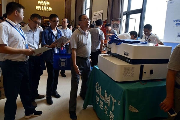 參會人員在咨詢 參會人員在咨詢