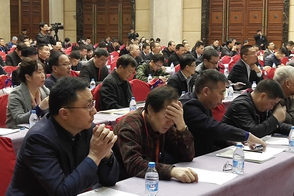 與會(huì)人員認(rèn)真聆聽(tīng)報(bào)告 與會(huì)人員認(rèn)真聆聽(tīng)報(bào)告