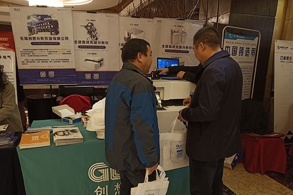 客戶在創(chuàng)想展臺(tái)前 客戶在創(chuàng)想展臺(tái)前