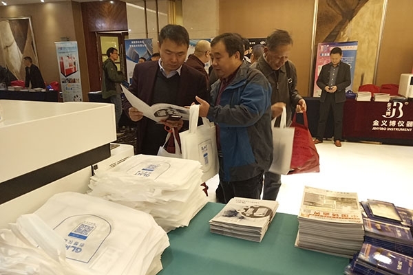 客戶在創(chuàng)想展臺(tái)咨詢 客戶在創(chuàng)想展臺(tái)咨詢