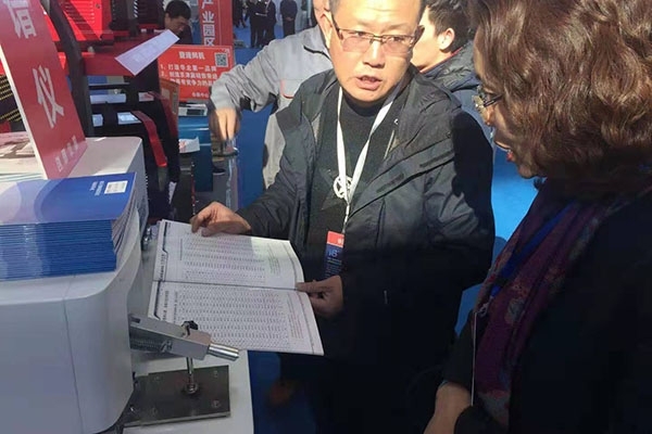 創(chuàng)想為客戶介紹公司儀器 創(chuàng)想為客戶介紹公司儀器