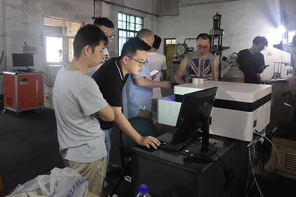 學(xué)員現(xiàn)場操作創(chuàng)想儀器CX-9600型直讀光譜儀 學(xué)員現(xiàn)場操作創(chuàng)想儀器CX-9600型直讀光譜儀